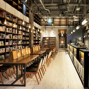 Otel Lamp Light Books Fukuoka ***